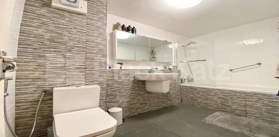 			4 Bedroom, 1 bath, 0 reception Apartment			 Potier Street, Borough / London Bridge